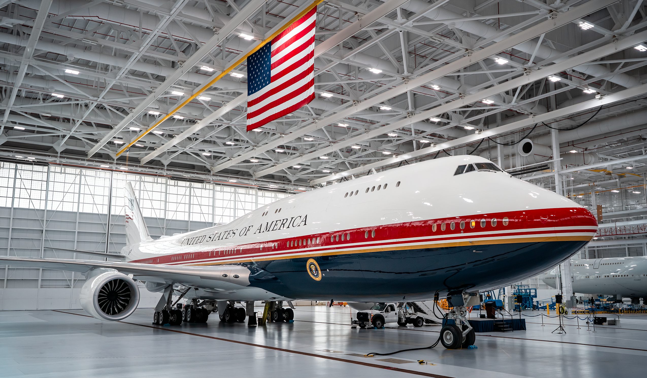 Trump presenta il nuovo Air Force One donato dal Qatar: com’è fatto il ...