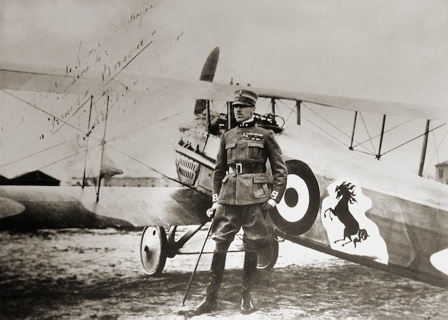 Baracca con il suo aereo SPAD S. XIII, sul quale è visibile il cavallino (Wikimedia commons)