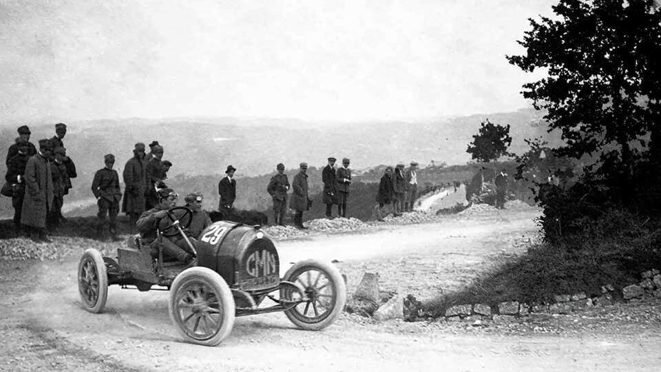 Enzo Ferrari su auto CMN (WIkimedia Commons)