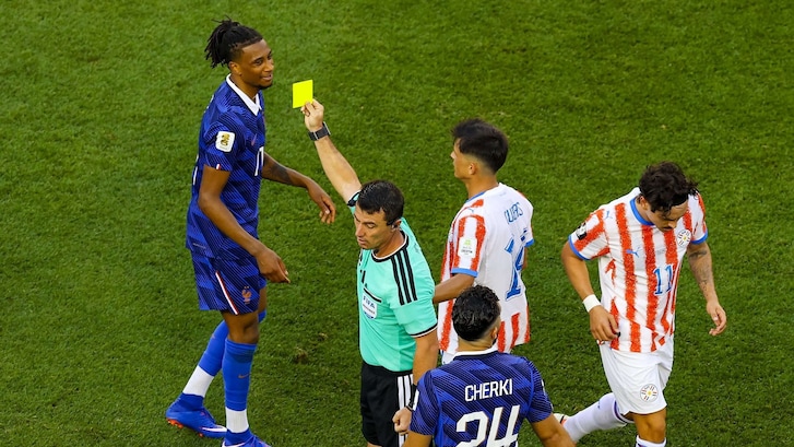 Michael Olise viene ammonito nel match contro il Paraguay. Account X Bayern & Germany