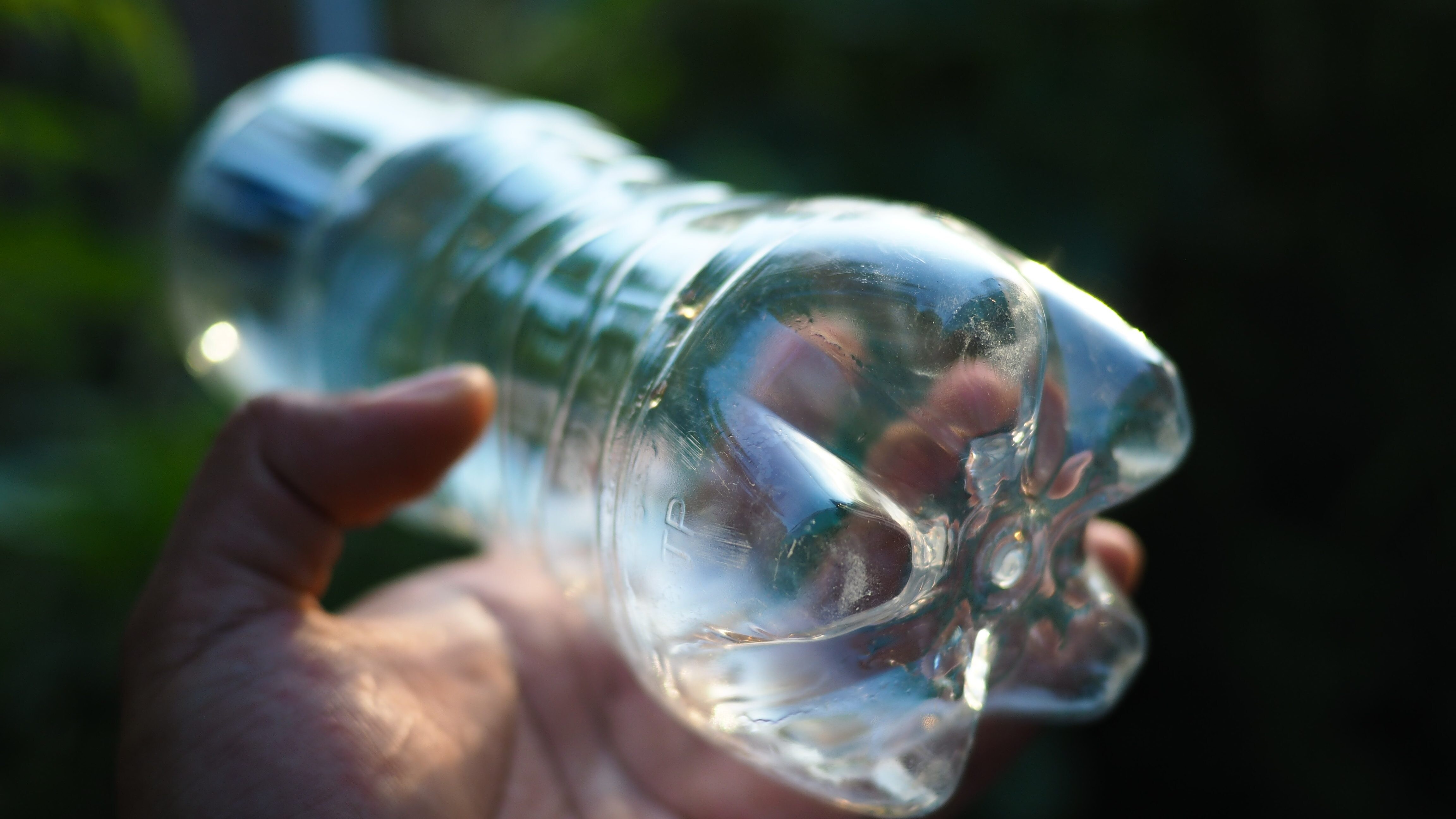 fondo bottiglie acqua frizzante
