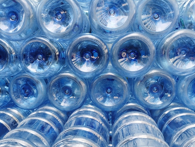 fondo bottiglie acqua naturale