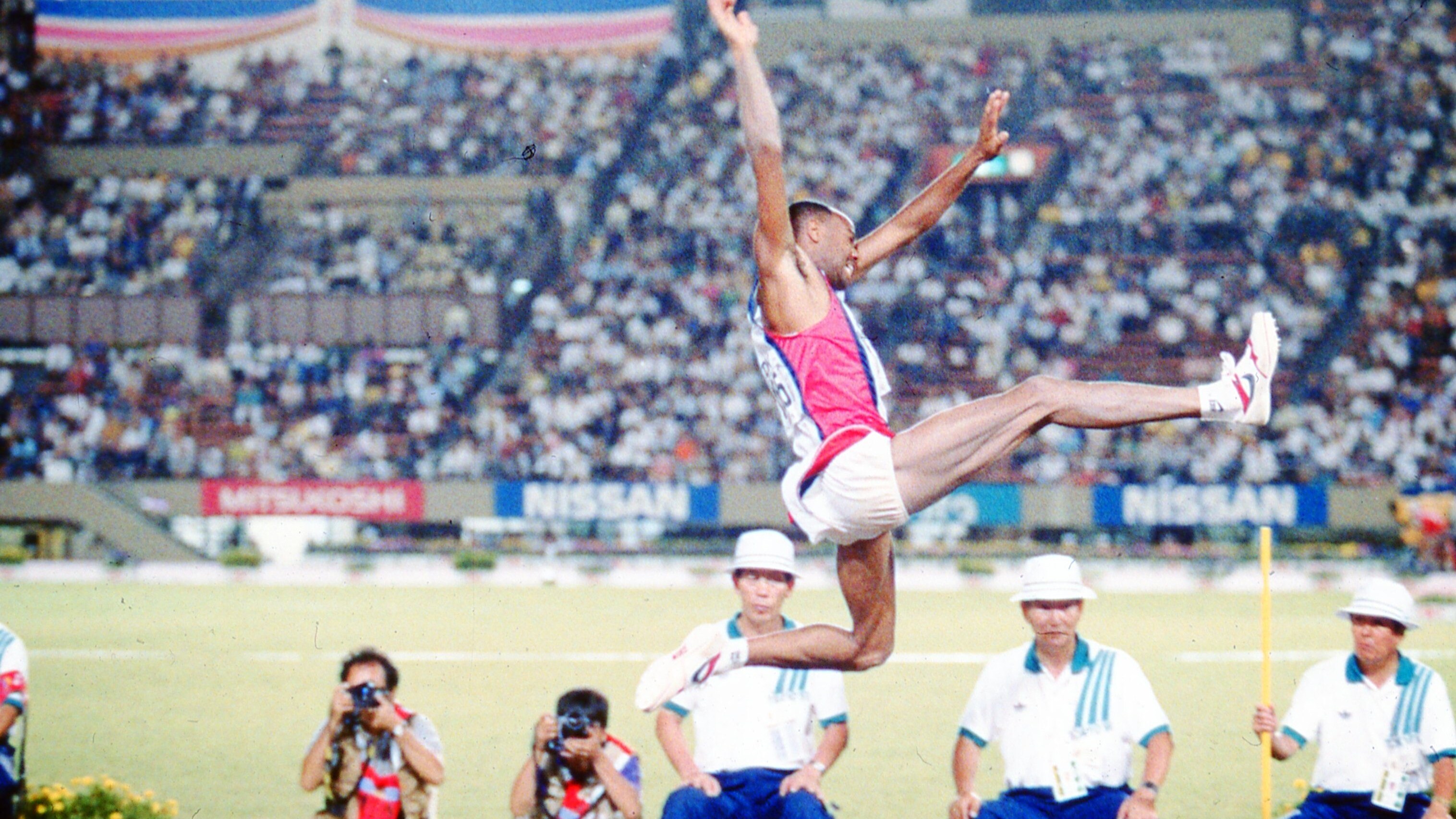 Il record nel salto in lungo di Mike Powell ai Mondiali del 1991 a Tokyo. Via X USATF