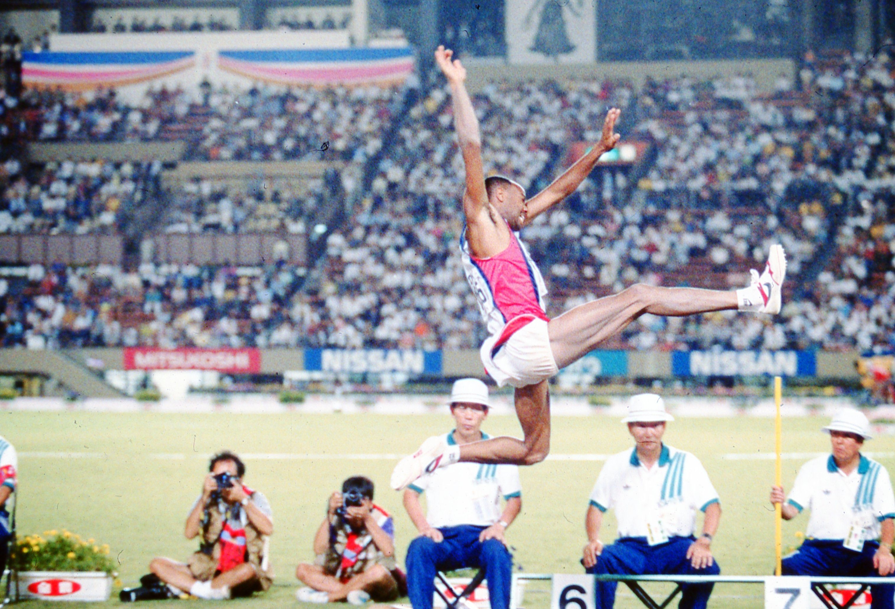 Il record nel salto in lungo di Mike Powell ai Mondiali del 1991 a Tokyo. Via X USATF