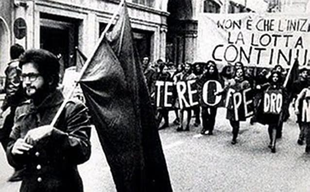 Corteo di operai e studenti (Wikimedia commons)