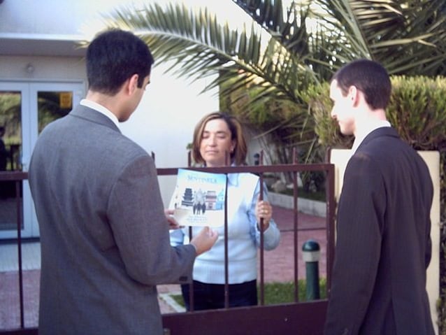 Predicazione a domicilio (Wikimedia Commons)