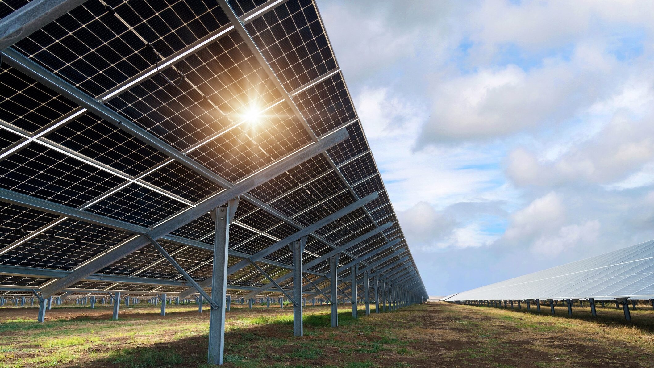 Cosa sono i pannelli solari bifacciali e quanta energia in più producono: fino a +30% in base all’altezza