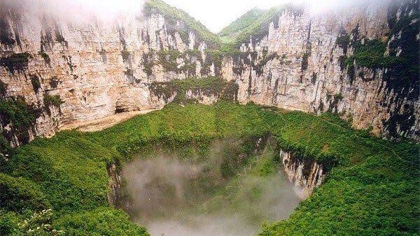 La dolina più profonda del mondo è in Cina: Xiaozhai Tiankeng la voragine che scende per 662 metri